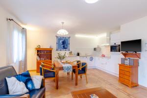 ein Wohnzimmer mit Tisch und Küche in der Unterkunft Maison Tournesol in Escloux