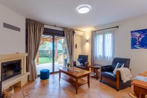 ein Wohnzimmer mit Couch und Kamin in der Unterkunft Maison Tournesol in Escloux