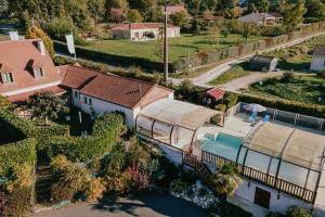 eine Draufsicht auf ein Haus mit einem Zug in der Unterkunft Maison Tournesol in Escloux