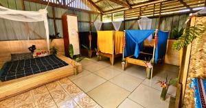 Kelly's home stay في جوروكا: منظر علوي لغرفة بها سرير وخيمة +17 صورة