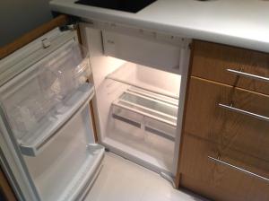 Un refrigerador vacío con la puerta abierta en una cocina. en Nordic Apartamenty Lipowa, en Białystok