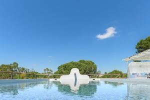 メリデスにあるMonte da Torreの青空のリゾートのプール