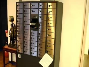 奈良市にあるHotel Half Timeの壁にたくさんの結合剤を貼った部屋