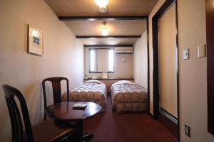 - une chambre d'hôtel avec un lit et une table dans l'établissement HotelYama, à Nagano 58 autres photos