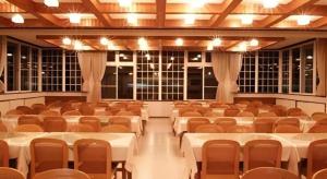 千国にあるHotel Eve Plazaのテーブルと椅子が置かれた広い部屋