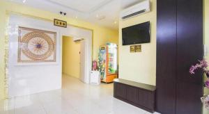 a room with a tv on the wall at Pice Hotel in Kampong Permatang Batu
