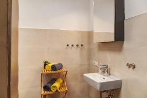 Un baño con lavabo, inodoro y espejo. en Apart Gabl, en Alterzoll 12 fotos más