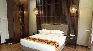 a bedroom with a large bed in a room at M GLOBAL HOTEL in Kampong Jeram +97 photos