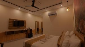 TV a/nebo společenská místnost v ubytování kpj corbett manor