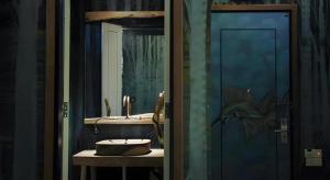 une salle de bain avec un lavabo et un miroir dans l'établissement The Happy 8 Retreat @ Kuala Sepetang, à Kampung Sepetang 236 autres photos