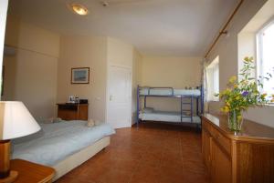 un dormitorio con una cama y dos literas en Centre Algarve, en Moncarapacho