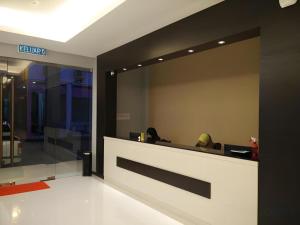 un vestíbulo con una persona sentada en recepción en Kidurong Inn, en Bintulu