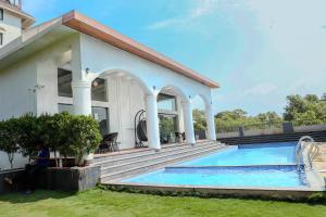 Πισίνα στο ή κοντά στο Luxury Studio at Botanica - Pool, Balcony - 5 Minutes to Candolim Beach