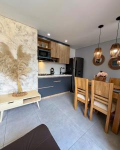 uma cozinha e sala de jantar com mesa e cadeiras em apt 3 habitaciones em Rebolo mais 6 fotografias