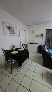 ein Wohnzimmer mit Tisch und Couch in der Unterkunft Opal's Rest in Nelspruit + 19 Fotos
