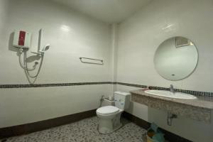 Koupelna v ubytování Mayuree Resort + 73 fotografií