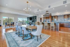 une cuisine et une salle à manger avec une table et des chaises dans l'établissement Sky Suite at 300 Drayton, à Savannah