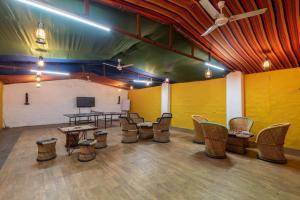 Televiisor ja/või meelelahutuskeskus majutusasutuses Arise Rustic Village Resort - Maneser