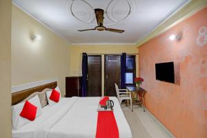 Giường trong phòng chung tại Hotel O by OYO Crossing Hotel Ghaziabad Railway Station