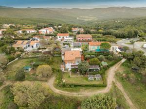 una vista aerea di un piccolo villaggio con case di Piccolo Paradiso - Montenero a Montenero