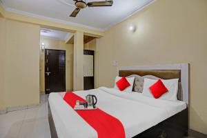 Giường trong phòng chung tại Hotel O by OYO Crossing Hotel Ghaziabad Railway Station +24 ảnh