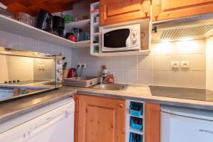 ルダンヴィエルにあるGite Clarabideのシンクと電子レンジ付きのキッチン +12枚の写真