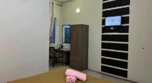 a room with a table with pink towels on it at OYO 90938 The NK Langkawi in Kampung Padang Masirat