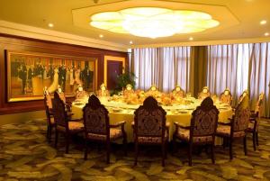 a dining room with a long table and chairs at Kunming Plateau Pearl Hotel in Kunming