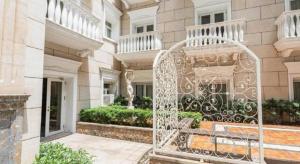 a metal bench sitting in front of a building at Zhongshan Da Dong Yu Hotel in Zhongshan