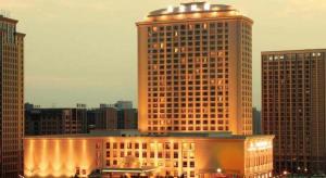 合肥市にあるEcharm Hotel Hefei Binhu Exhibition Centerの街中の明かりが灯っている大きな建物