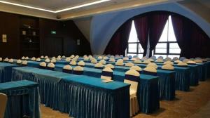 une rangée de chaises bleues et blanches dans une pièce dans l'établissement Echeng Hotel Guiyang Exhibition Center Financial City, à Guiyang