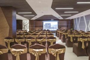 une pièce avec un tas de chaises et un écran dans l'établissement Thang Loi Tam Dao Hotel, à Tam Ðảo