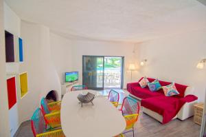 a living room with a couch and a table and chairs at Villa Beira Golf in Quarteira