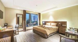 une chambre d'hôtel avec un lit et un bureau et une chambre dans l'établissement Thang Loi Tam Dao Hotel, à Tam Ðảo 139 autres photos