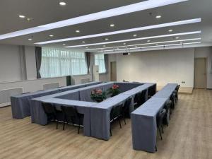 a large room with tables and chairs in it at Jinjiang Inn Tianshui Chunfeng Road Wanda Plaza in Tianshui