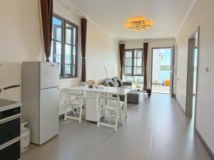 una cucina e un soggiorno con frigorifero e tavolo di lake view apartment 湖畔别墅 a Montmartre