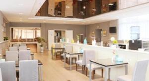 a restaurant with tables and chairs and a counter at Jinjiang Inn Tianshui Chunfeng Road Wanda Plaza in Tianshui