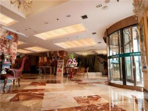 un hall avec une table et des chaises dans un bâtiment dans l'établissement GreenTree Alliance Anhui Hefei South Passenger Station South High Speed Railway Station Hotel, à Hefei