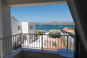 Балкон или тераса в Elounda Sea Suites