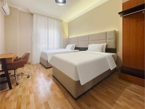 a hotel room with two beds and a desk at 利恩之家 Maison Lienne in Cairo +4 photos