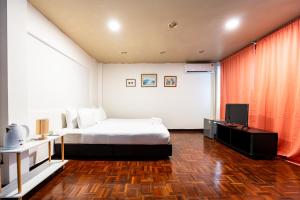 a hotel room with a bed and a television at Stay On Sukhumvit Soi 11 BTS Nana in Makkasan