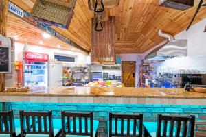 restauracja z barem z krzesłami w kuchni w obiekcie Agroturystyka Catranch w mieście Grębków