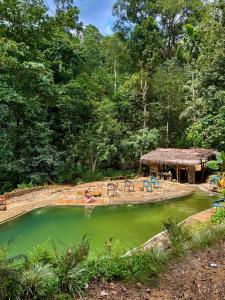 une personne dans une mare d'eau en forêt dans l'établissement Natural Mystic Sanctuary, à Deniyaya