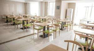 A restaurant or other place to eat at GreenTree Inn Suqian Suyu District Red Star Macalline