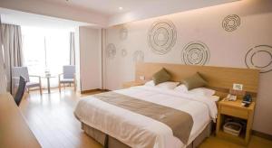 A bed or beds in a room at GreenTree Inn Suqian Suyu District Red Star Macalline Még 41 kép