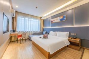 TV a/nebo společenská místnost v ubytování Vienna Hotel Shenzhen Pinghu Shuangyong Street Metro Station