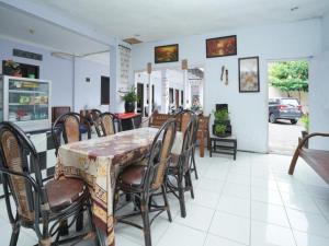a dining room with a table and chairs at OYO 2003 Female Guest House in Probolinggo