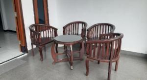 trois chaises en bois et une table et une table et quatre chaises dans l'établissement Hotel O Panderman Residence, à Karangtengah