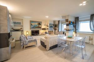 Køkken eller tekøkken på Villa Liliana - Ancora - Esclusivo con Accesso Diretto alla Spiaggia