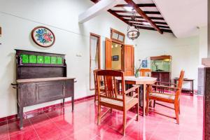 a dining room with a table and chairs at Capital O 93938 Wisma Pamungkas Syariah in Ngemplak